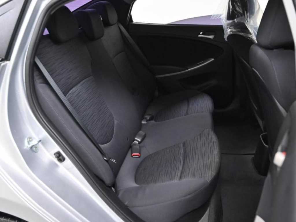 HYUNDAI Accent - Vista 12