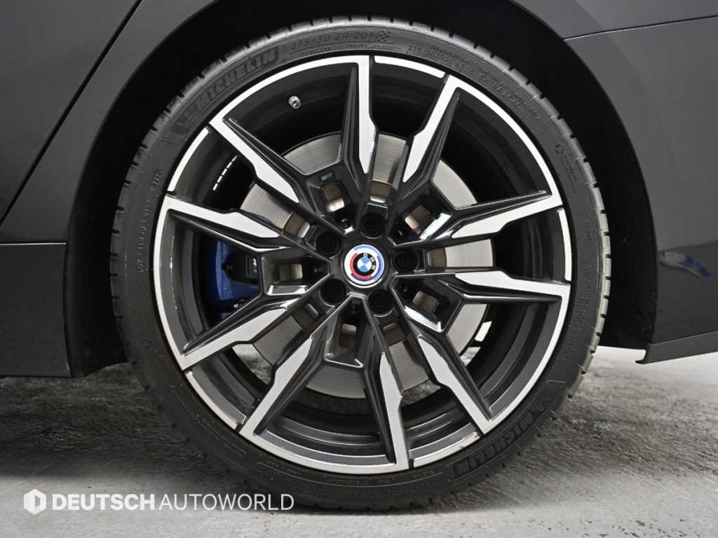 BMW 8 Series - Vista 5