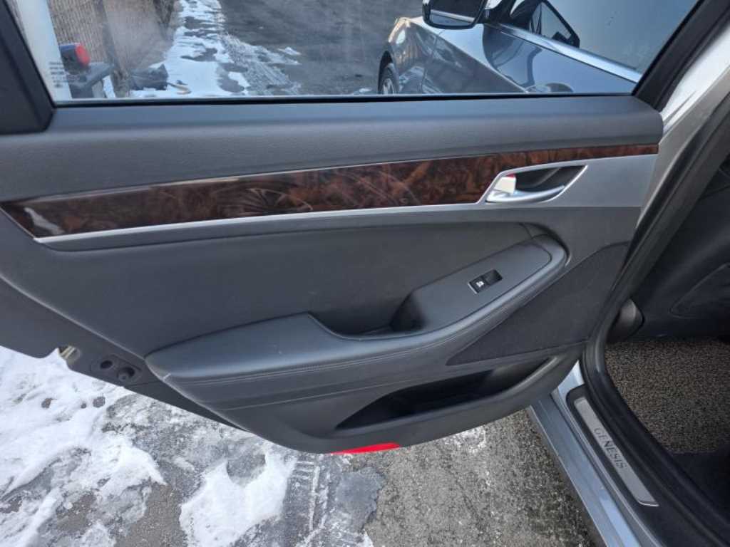 HYUNDAI Genesis - Vista 5