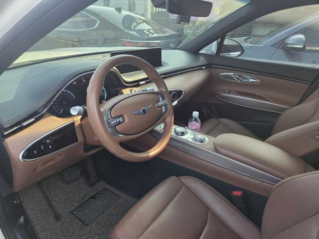 Genesis GV70 - Vista 5