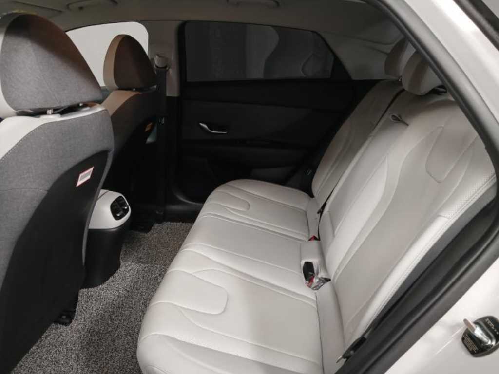 HYUNDAI Avante - Vista 8