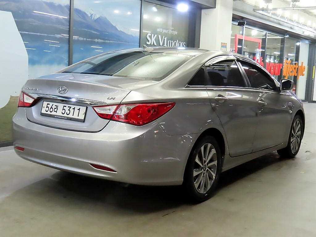 HYUNDAI Sonata - Vista 4