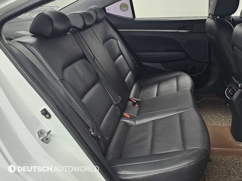 HYUNDAI Avante - Vista 12