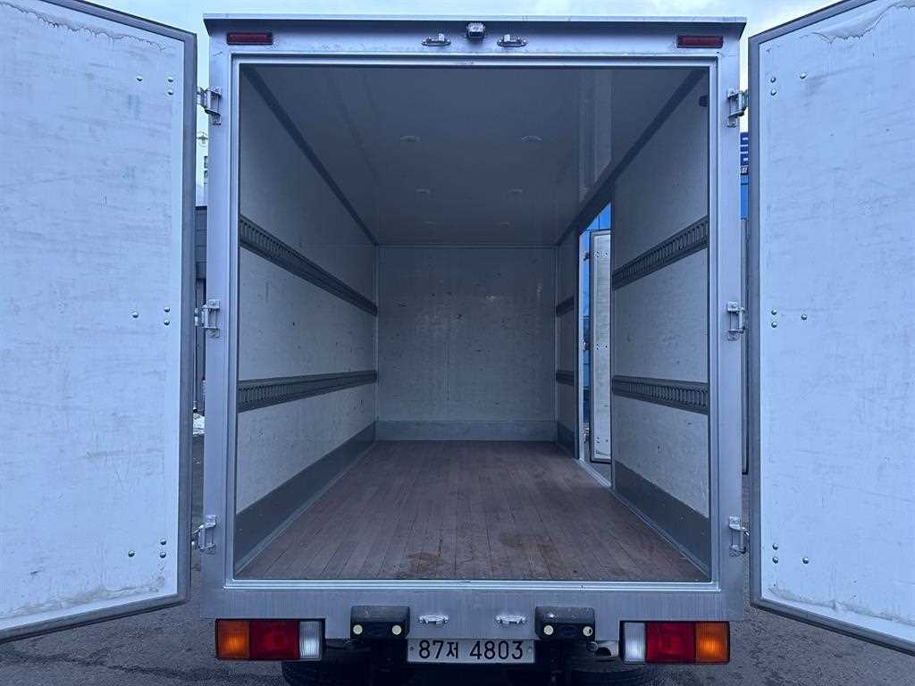 medium and large cargo truck - Vista 9