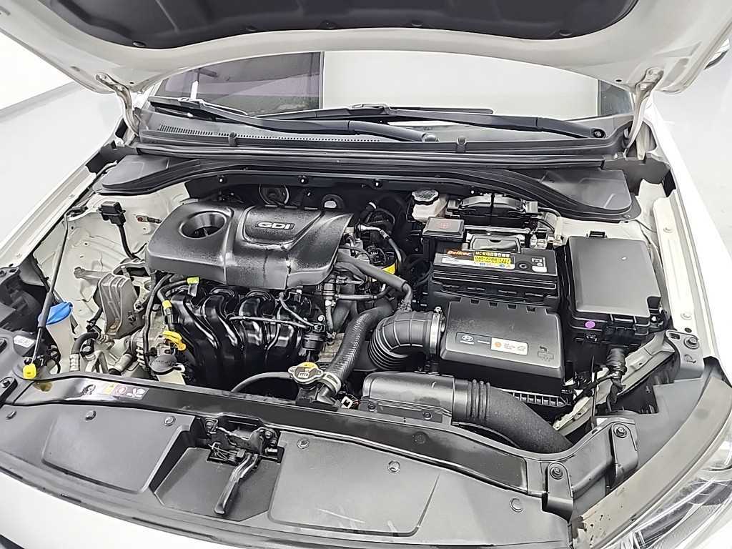 HYUNDAI Avante - Vista 5