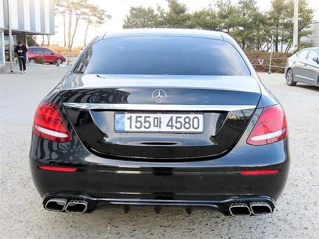Mercedes Benz E class - Vista 4