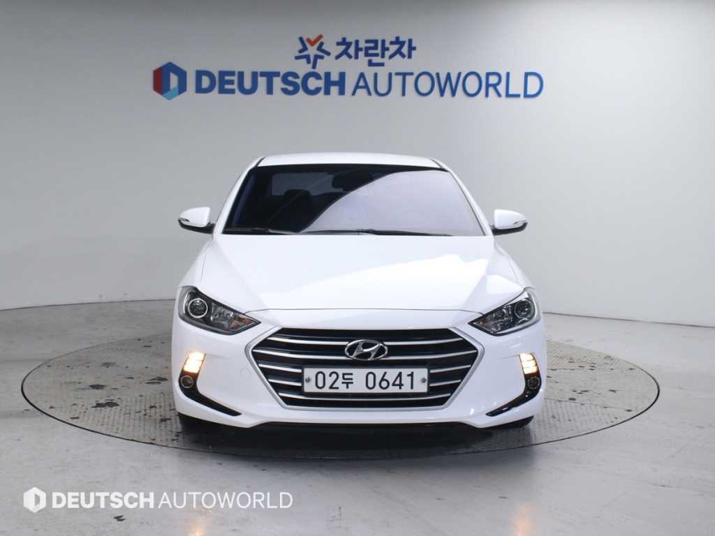 HYUNDAI Avante - Vista 3