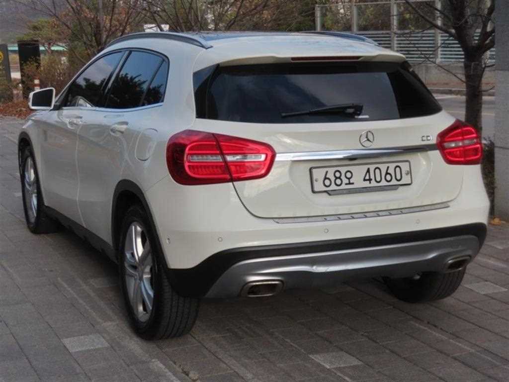Mercedes Benz GLA Class - Vista 4
