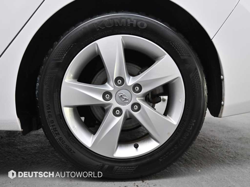 HYUNDAI Avante - Vista 5