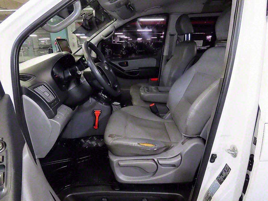 HYUNDAI Starex - Vista 6