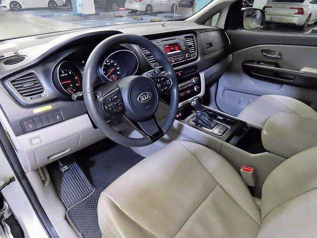 KIA Carnival - Vista 10