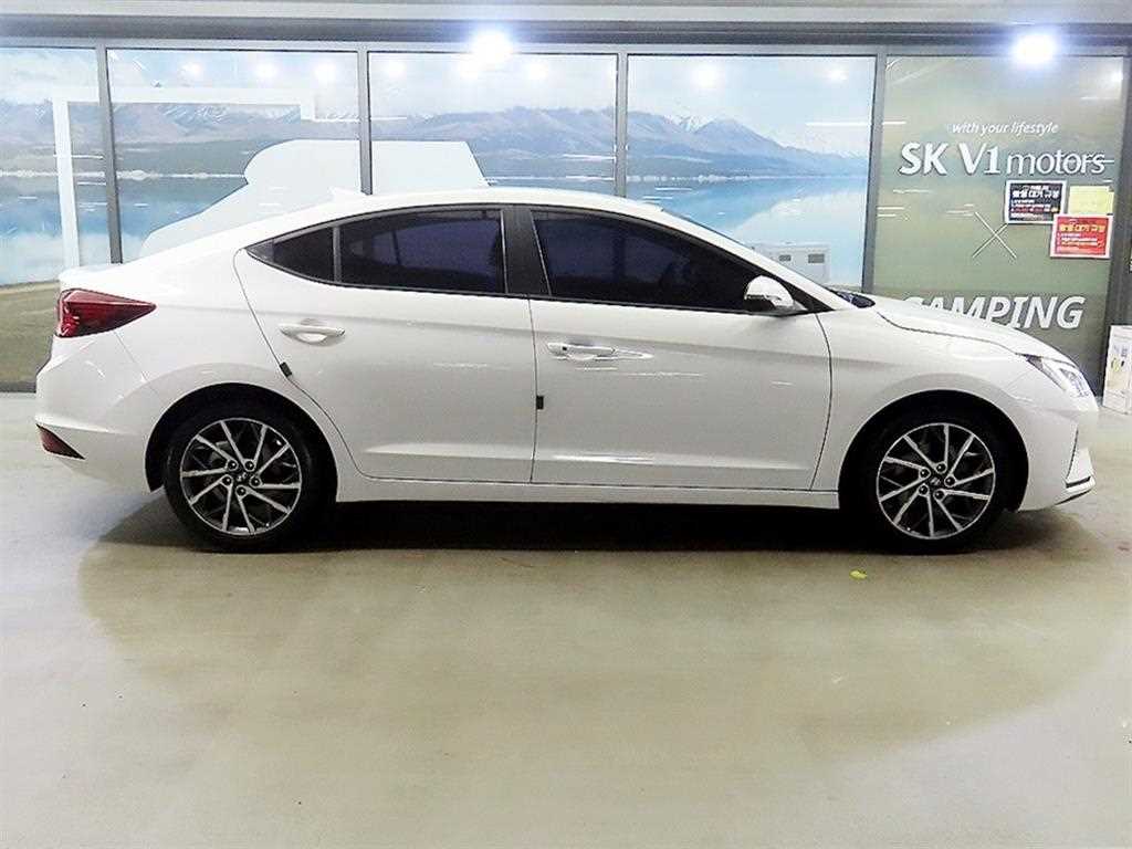 HYUNDAI Avante - Vista 3