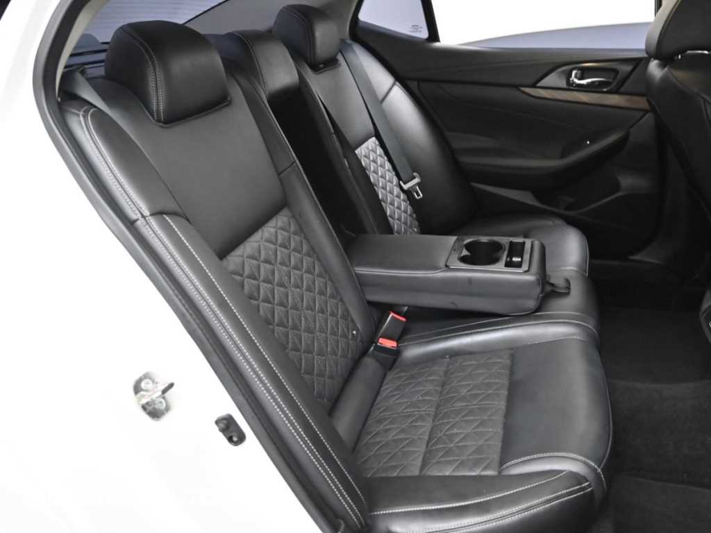 Nissan Maxima - Vista 12