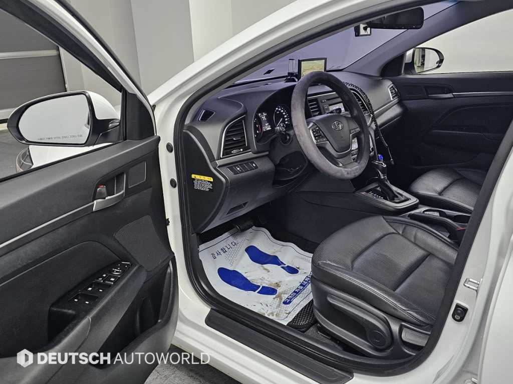 HYUNDAI Avante - Vista 11