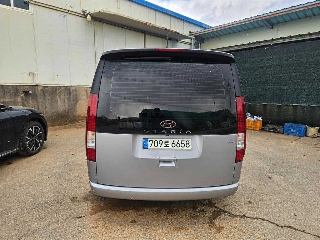 HYUNDAI Staria - Vista 4