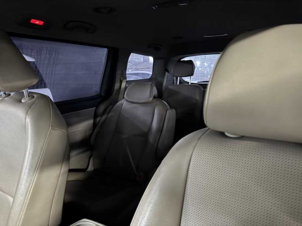 KIA Carnival - Vista 5