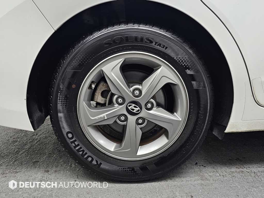 HYUNDAI Avante - Vista 5