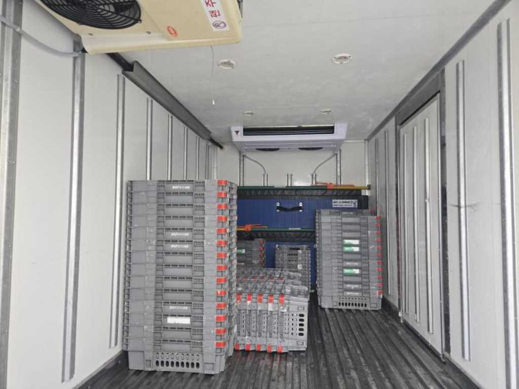 medium and large cargo truck - Vista 9