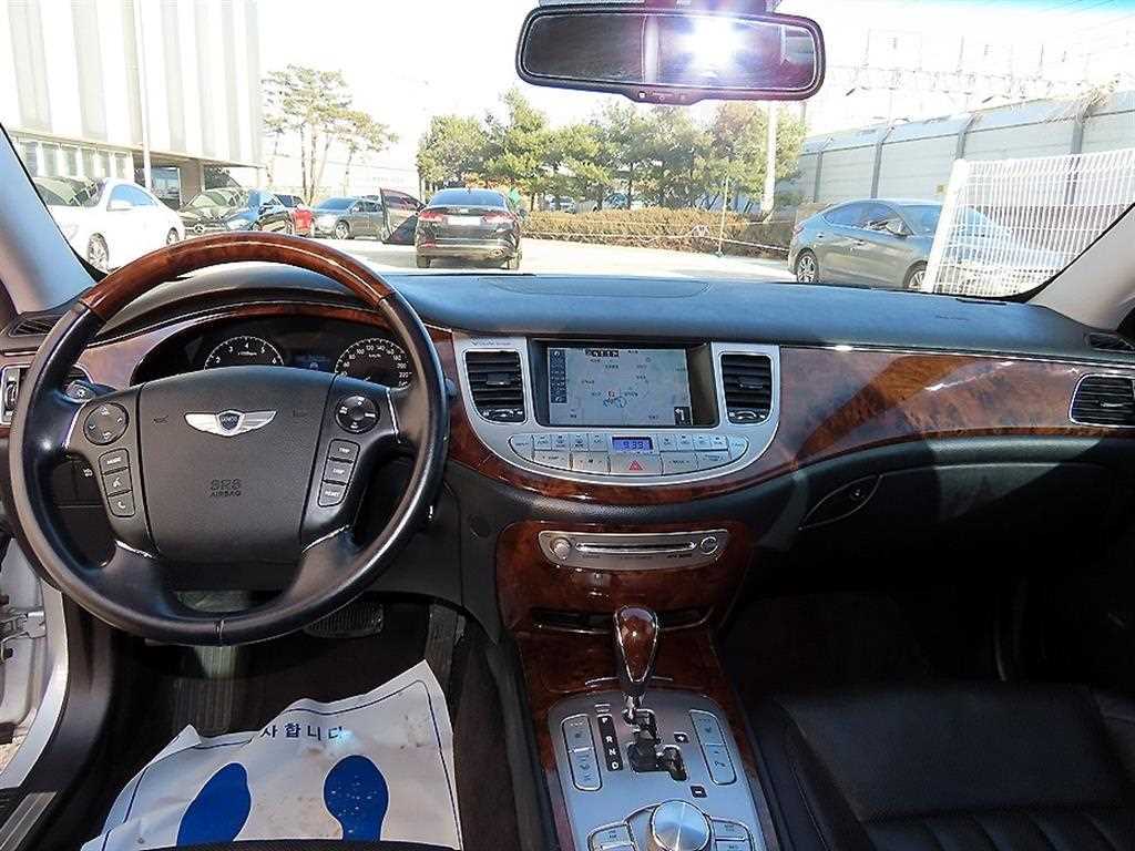 HYUNDAI Genesis - Vista 7