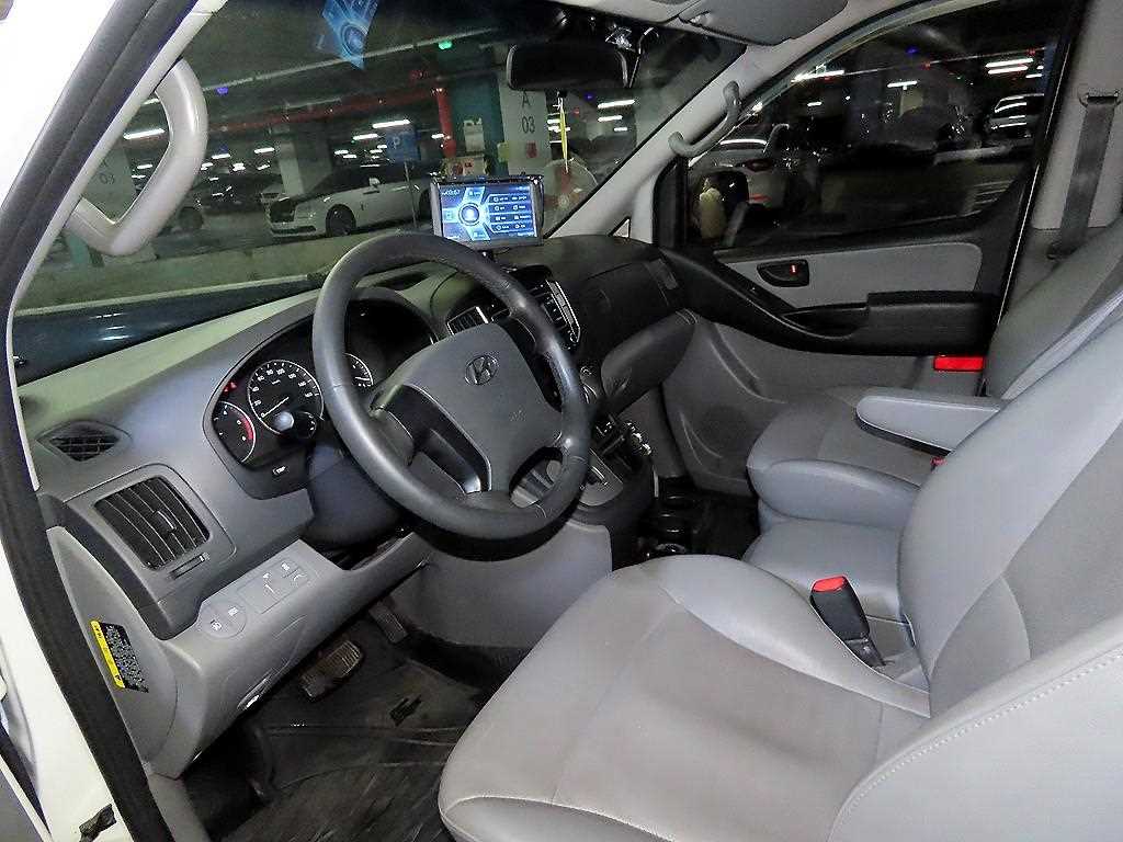 HYUNDAI Starex - Vista 10