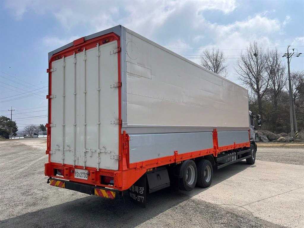 medium and large cargo truck - Vista 5