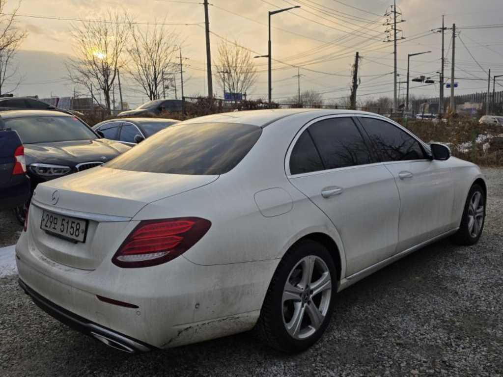 Mercedes Benz E class - Vista 4