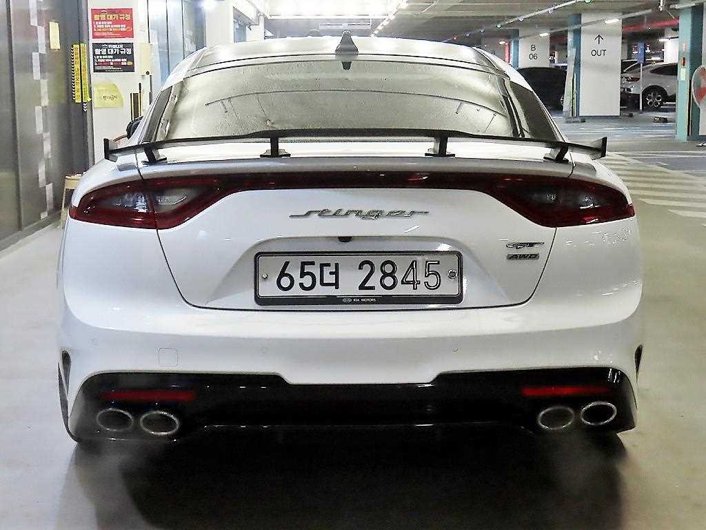 KIA Stinger - Vista 5