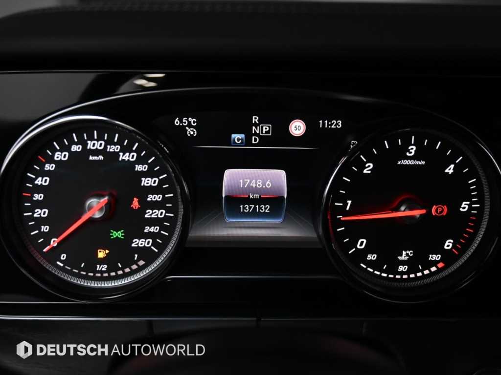 Mercedes Benz E class - Vista 8