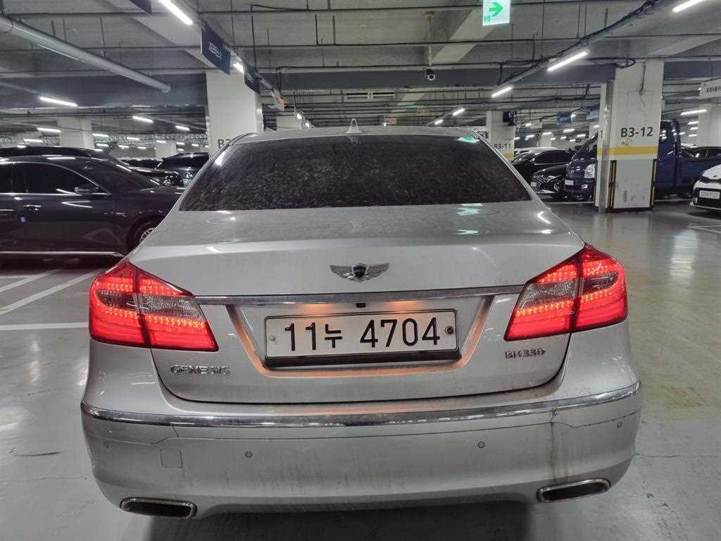 HYUNDAI Genesis - Vista 4