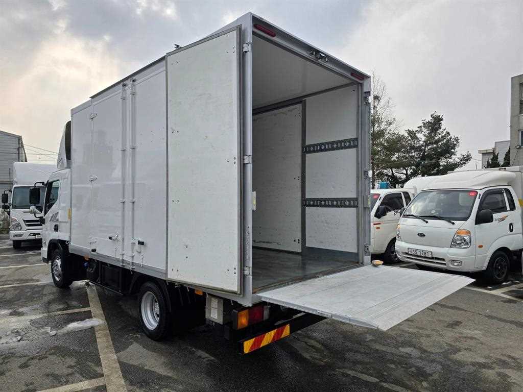 medium and large cargo truck - Vista 9