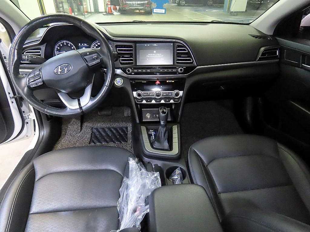 HYUNDAI Avante - Vista 10