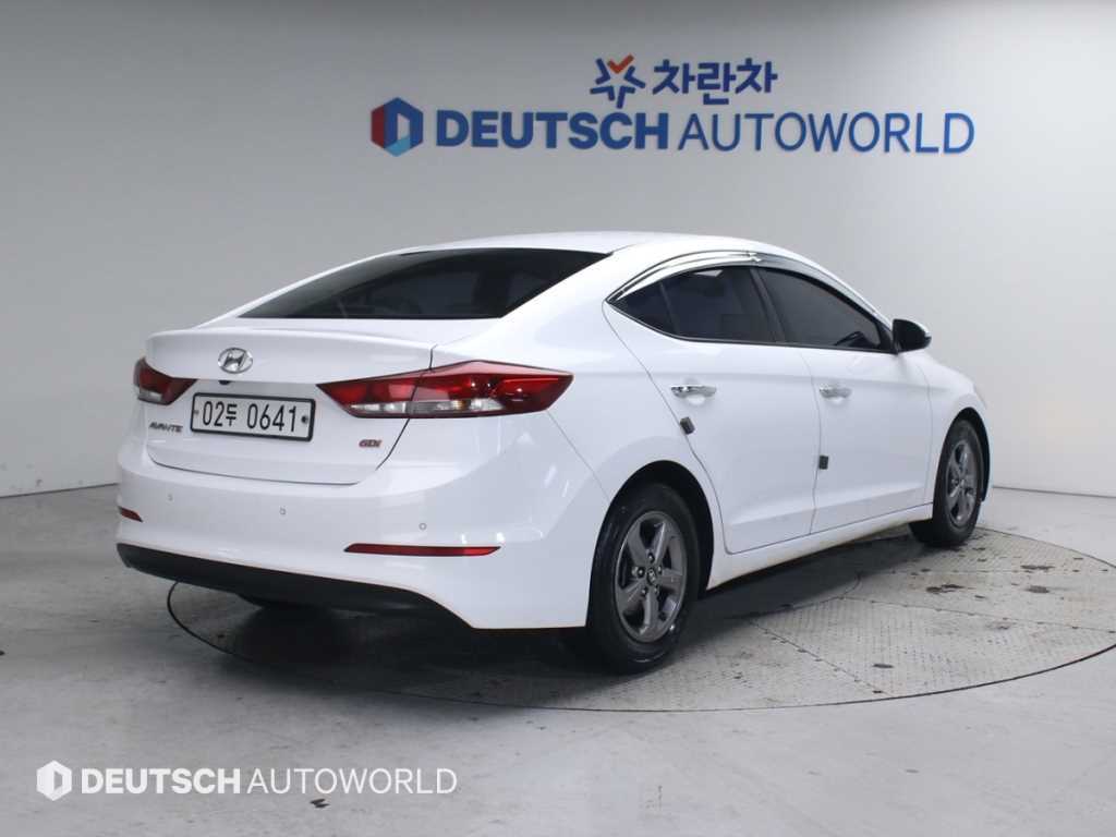 HYUNDAI Avante - Vista 2