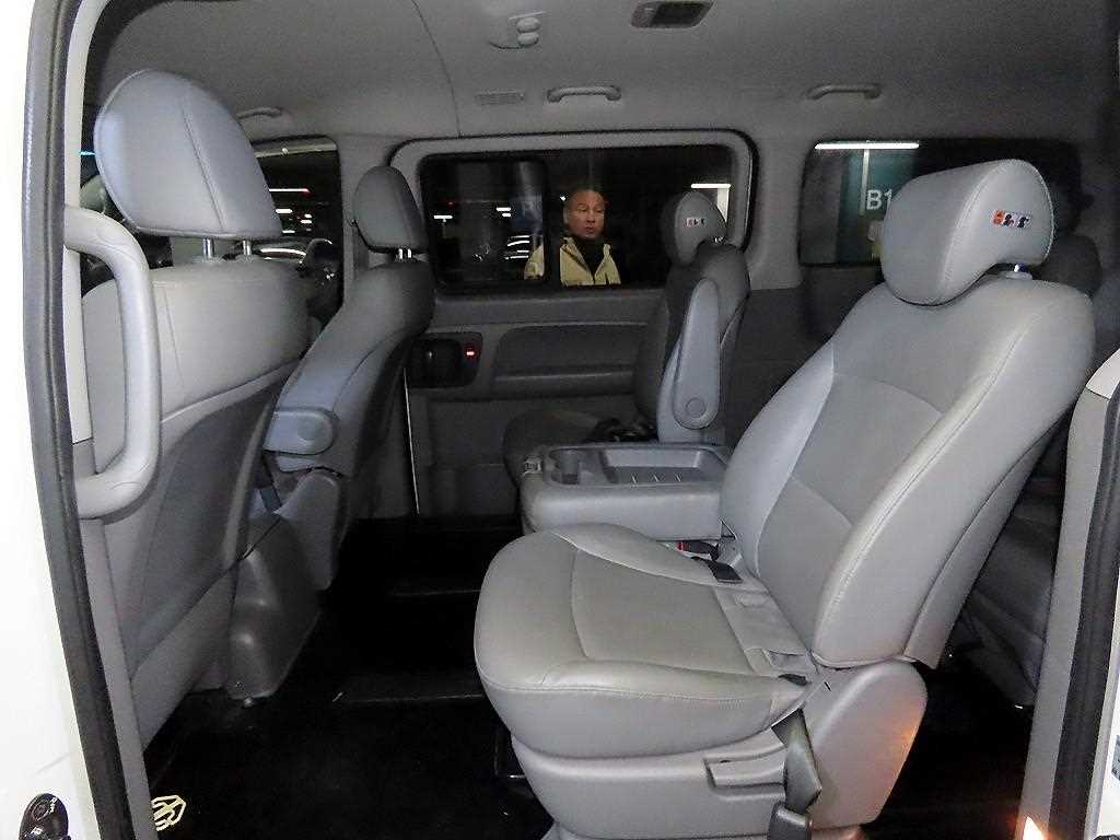 HYUNDAI Starex - Vista 7