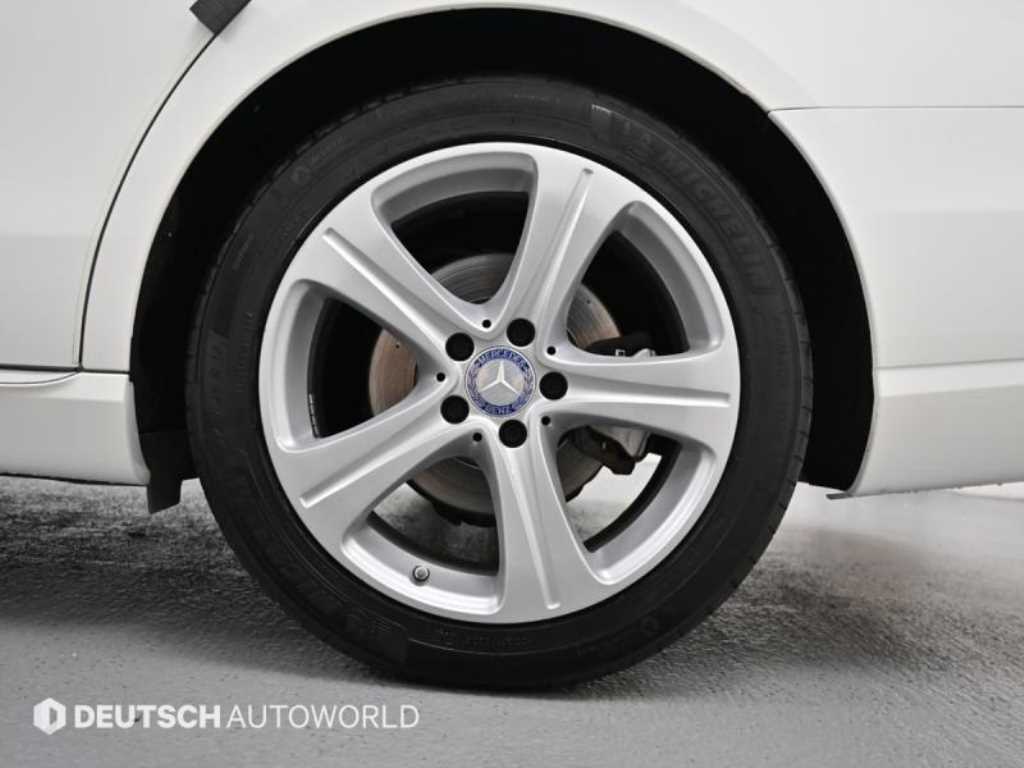 Mercedes Benz E class - Vista 5