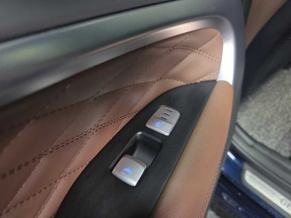 Genesis G70 - Vista 8