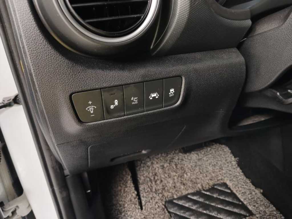 HYUNDAI Kona - Vista 12