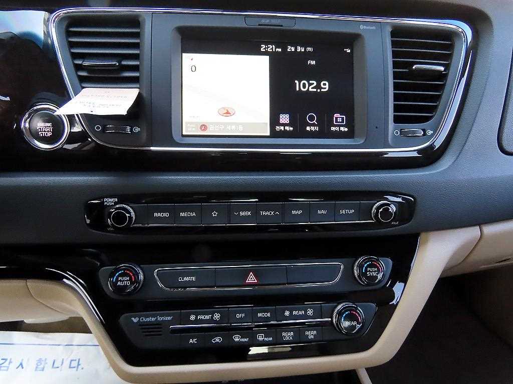 KIA Carnival - Vista 12