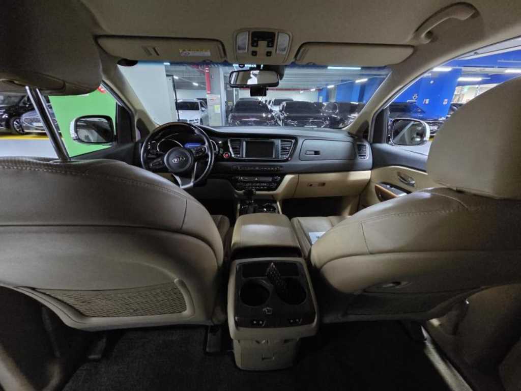 KIA Carnival - Vista 5