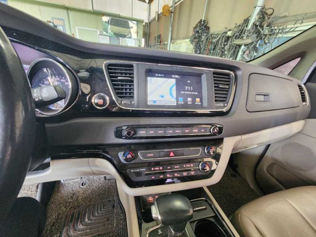 KIA Carnival - Vista 11