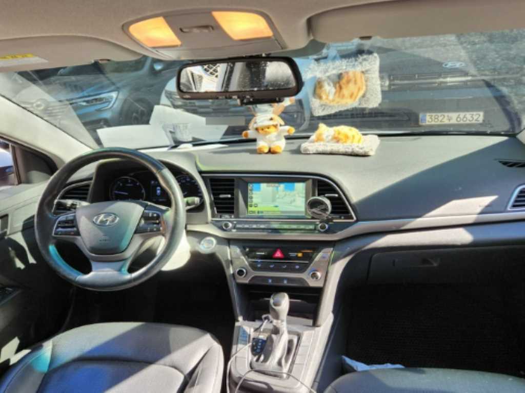 HYUNDAI Avante - Vista 3