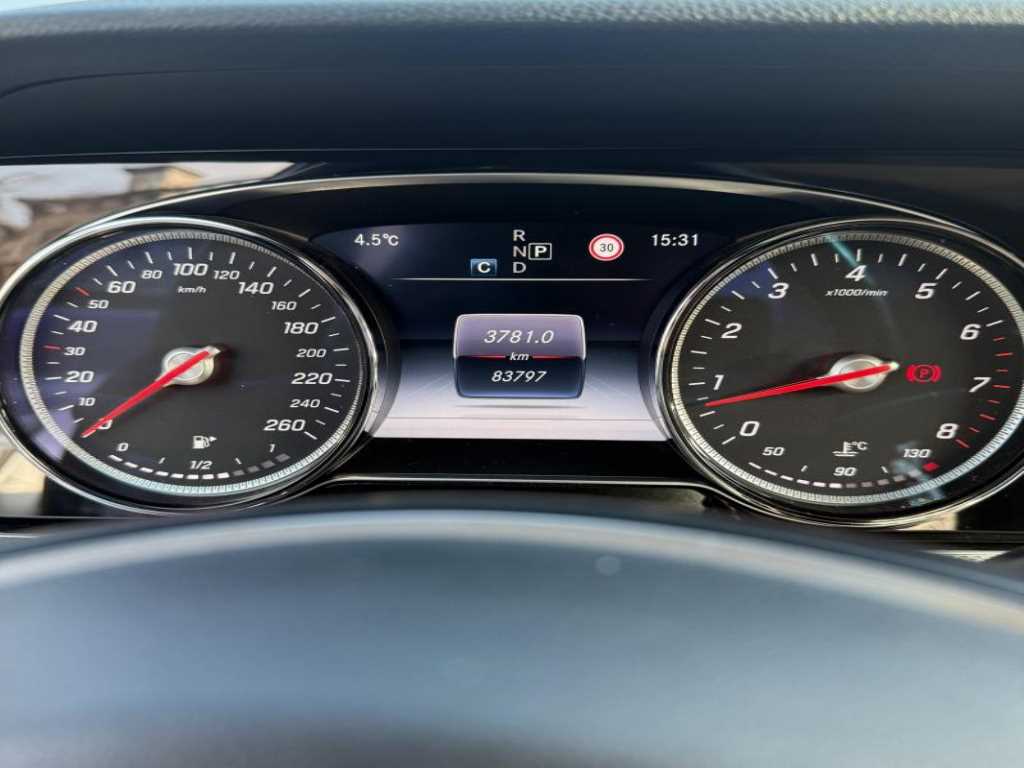 Mercedes Benz E class - Vista 9