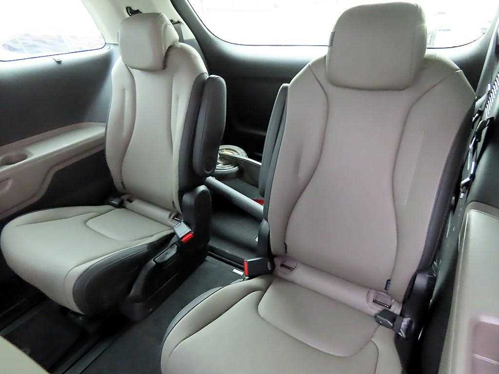 KIA Carnival - Vista 7