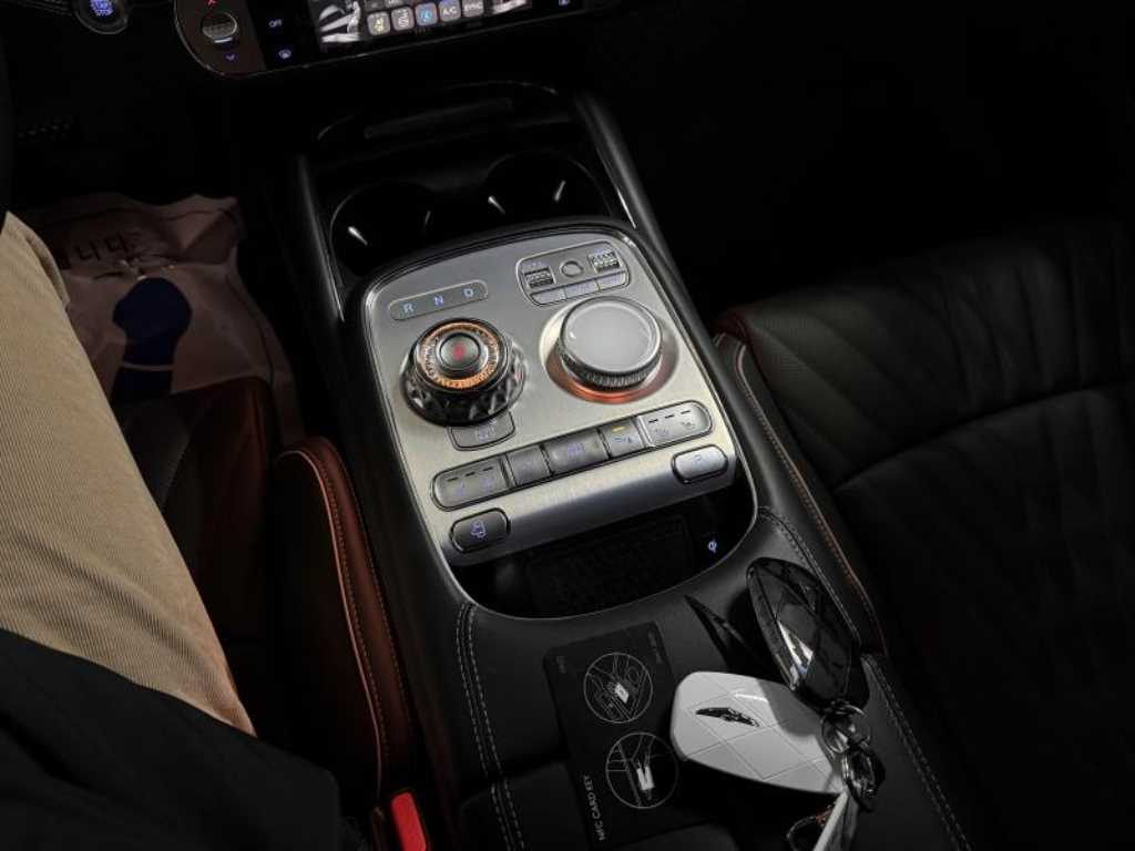 Genesis G90 - Vista 10