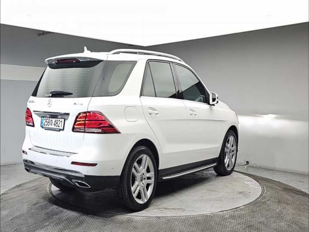 Mercedes Benz GLE Class - Vista 4