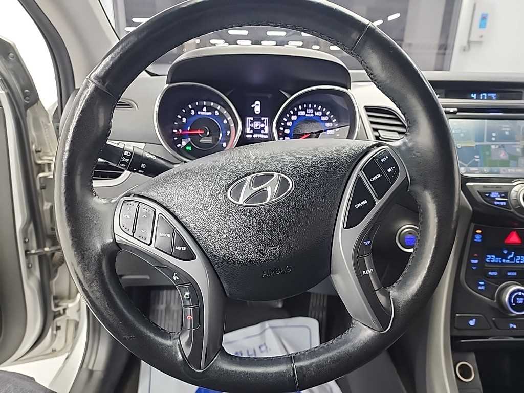 HYUNDAI Avante - Vista 9