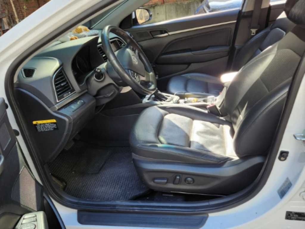 HYUNDAI Avante - Vista 2