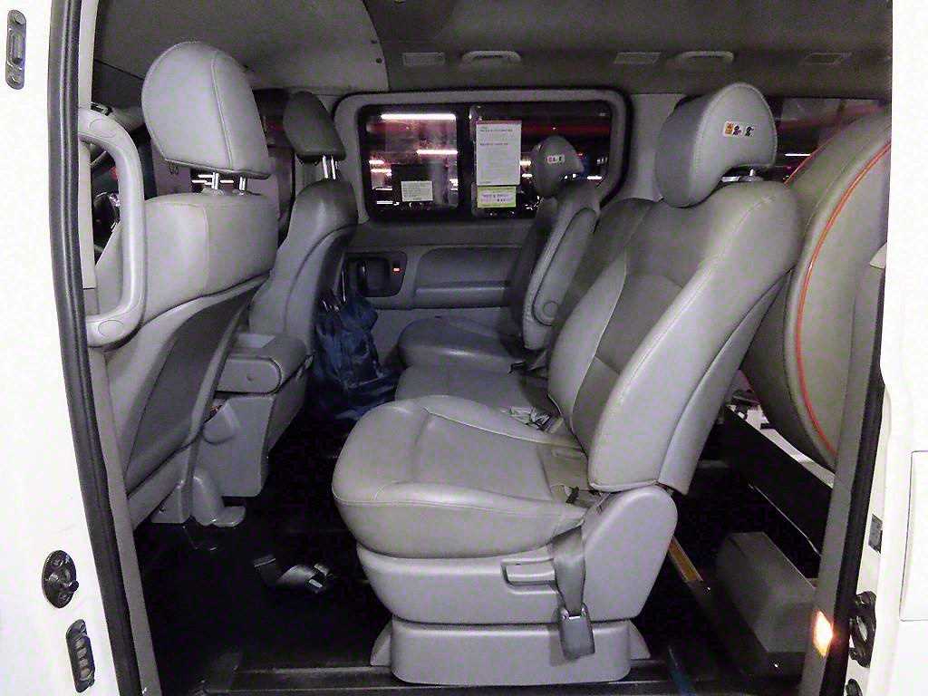 HYUNDAI Starex - Vista 7