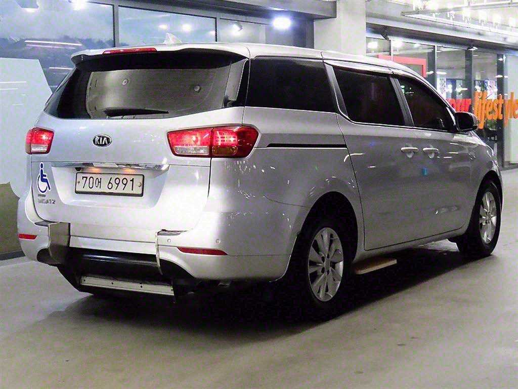 KIA Carnival - Vista 4