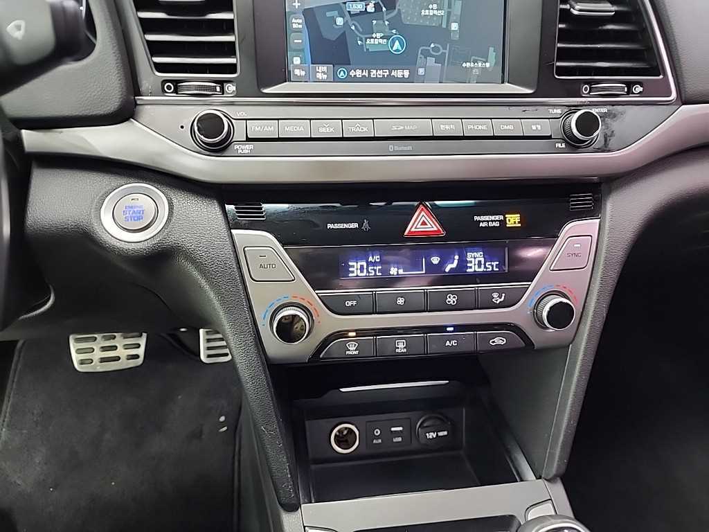 HYUNDAI Avante - Vista 10