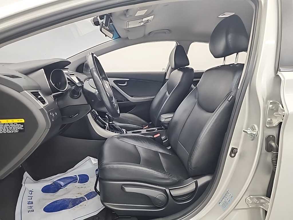 HYUNDAI Avante - Vista 11